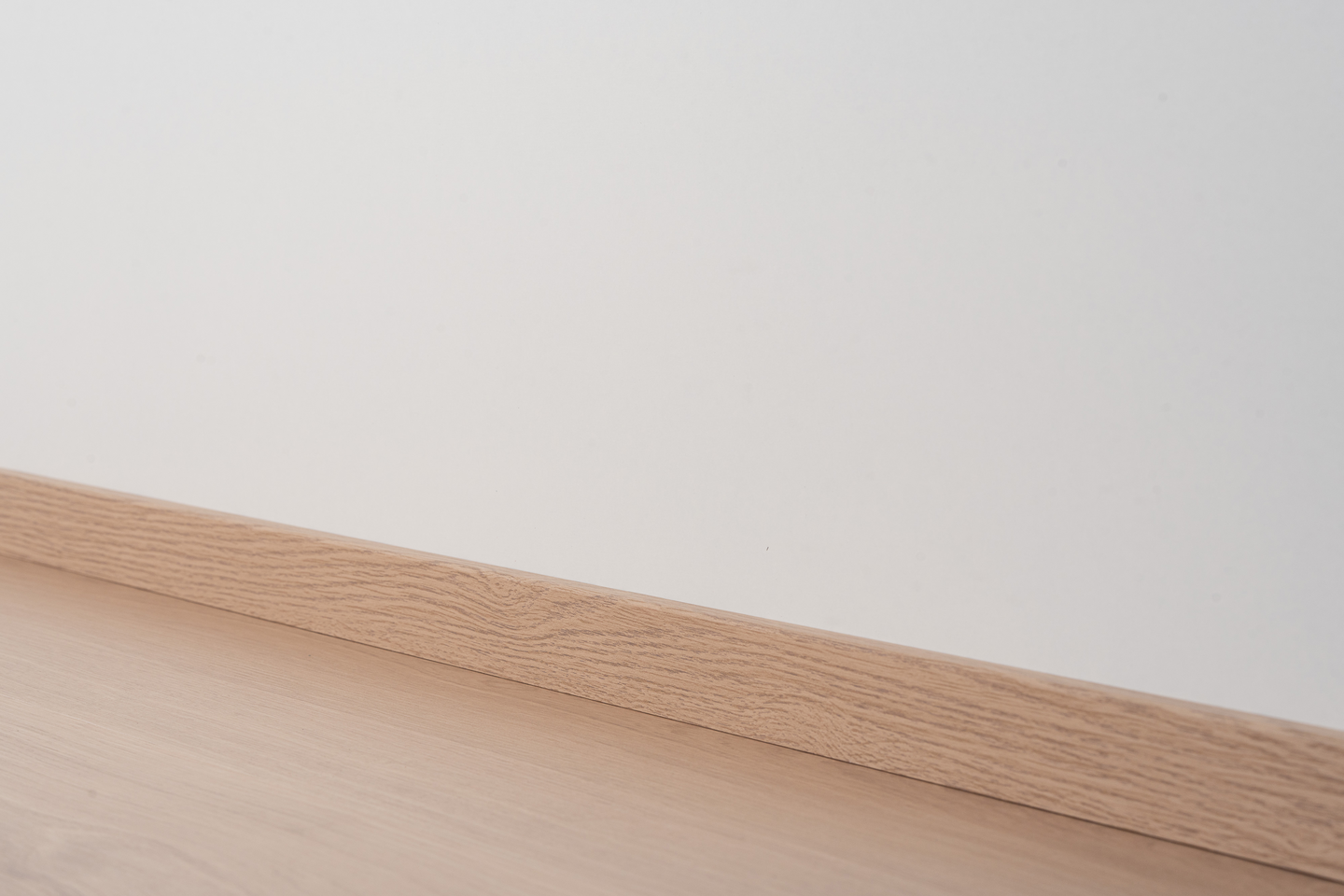 Jalkalista Cello 12x42x2440mm MDF tammi pellava R2 johtoura