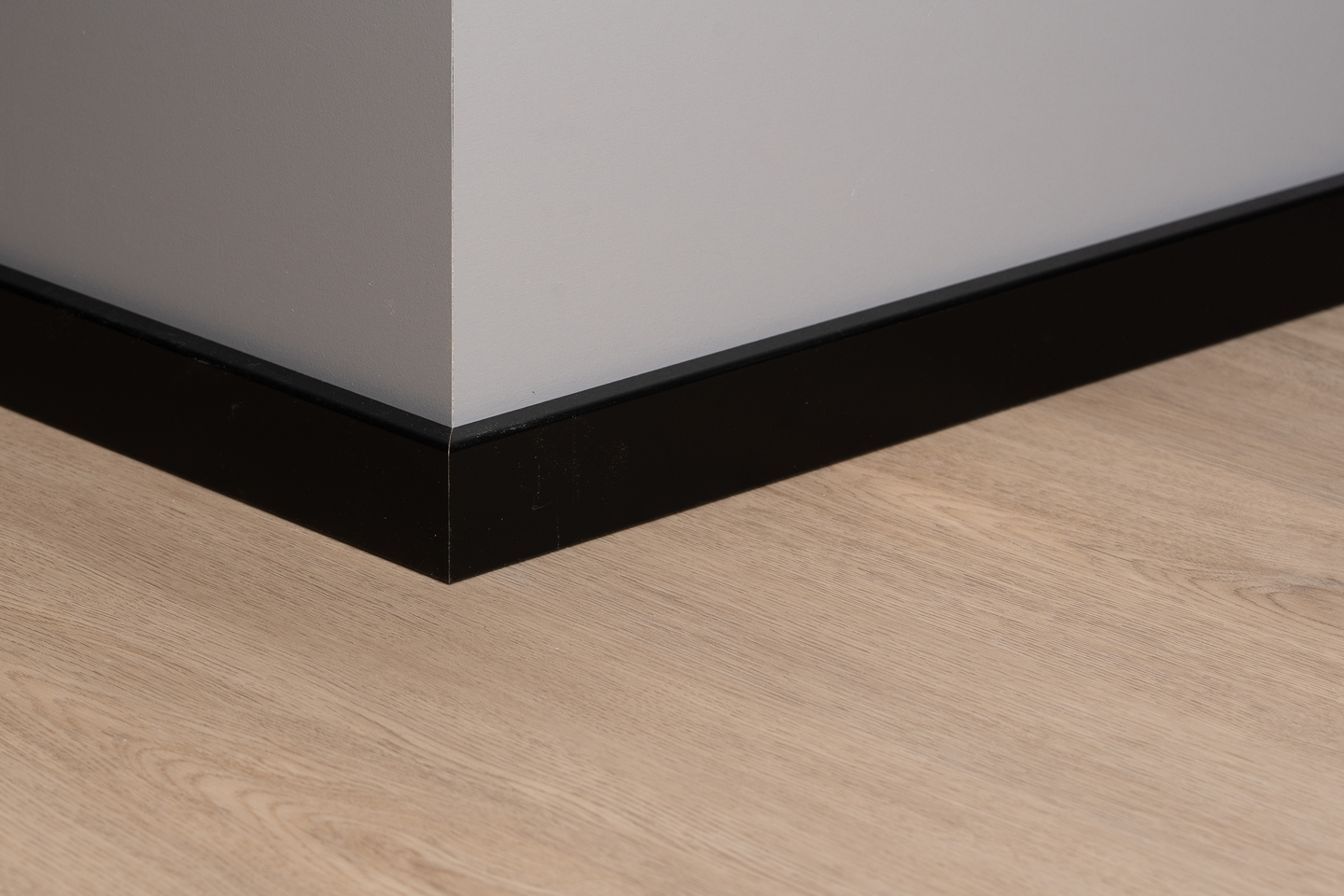 Jalkalista Cello 12x42x2440mm MDF musta R2 johtoura