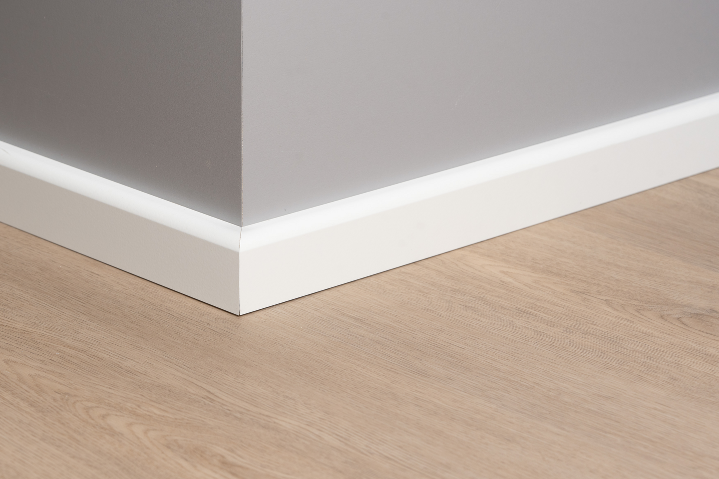 Jalkalista Cello 16x42x2750mm MDF valkoinen johtoura 30450