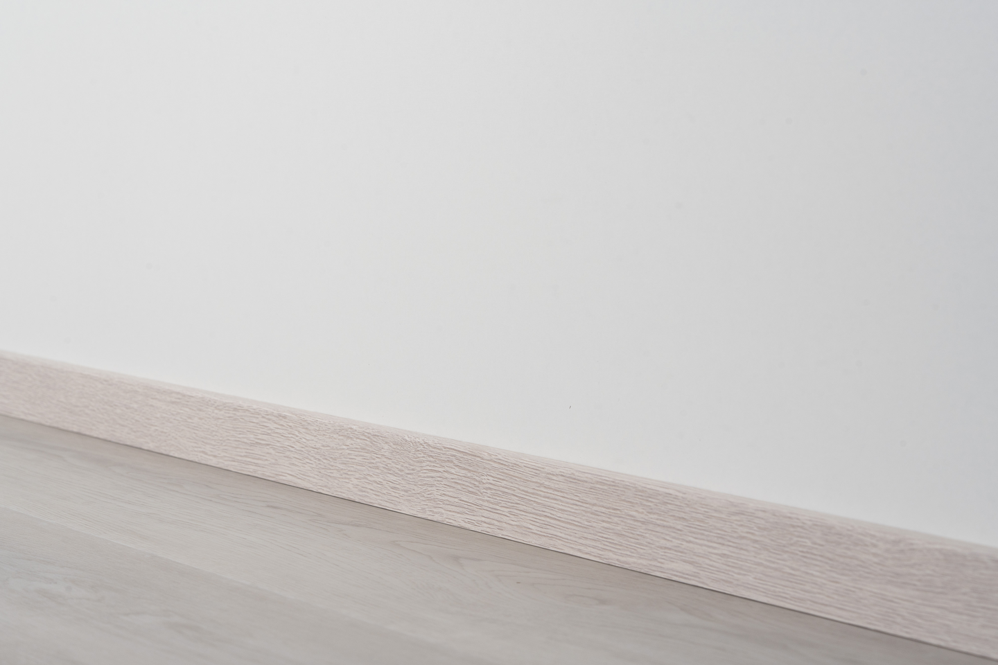 Jalkalista Cello 12x42x2440mm MDF tammi harmaa kallio R2 johtoura