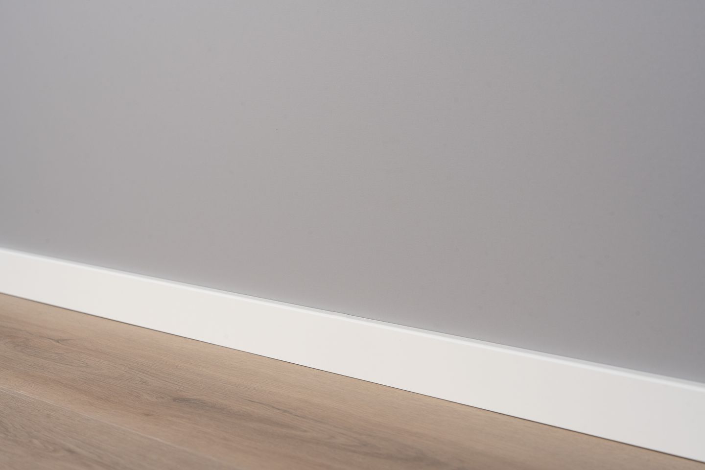 Jalkalista 12x42x3300mm MDF valkoinen R2 361-70