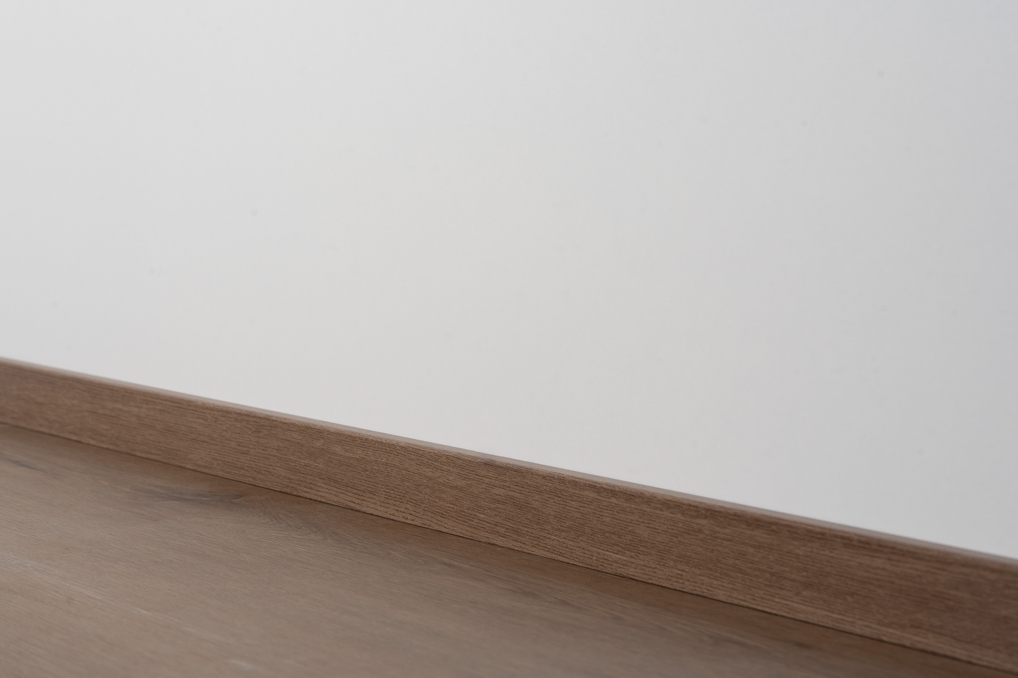 Jalkalista Cello 12x42x2440mm MDF tammi tumma R2 johtoura