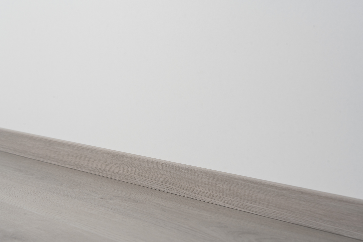 Jalkalista Cello 12x42x2440mm MDF tammi keskiharmaa R2 johtoura