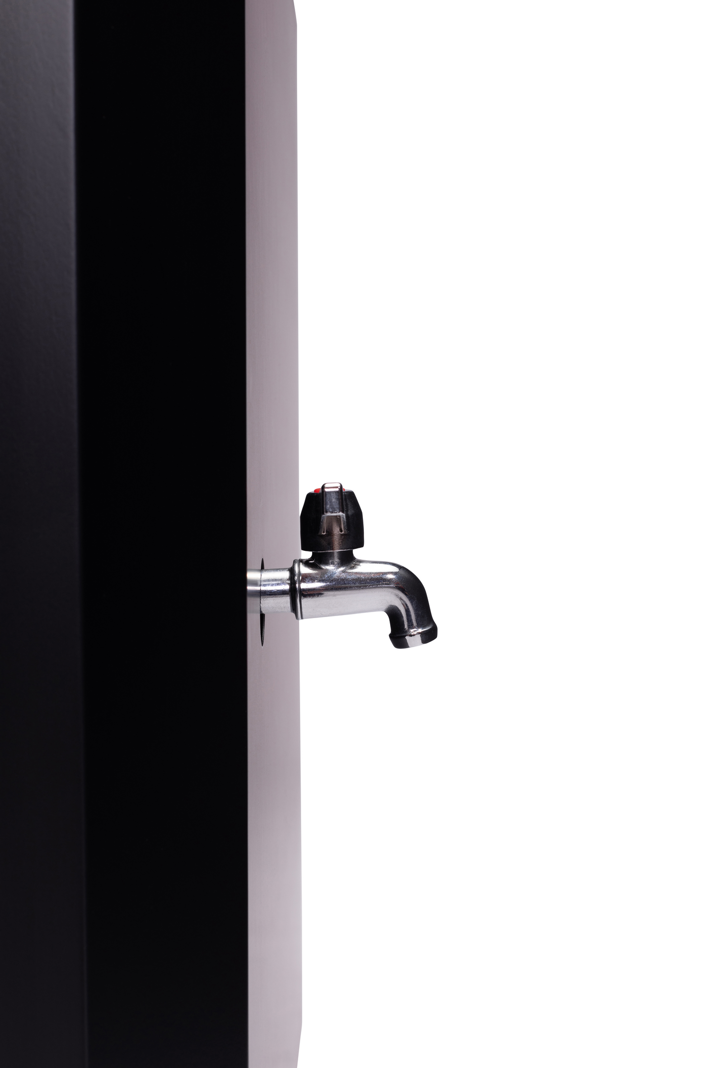 Puukiuas Narvi Black 20 vesisäiliö edessä