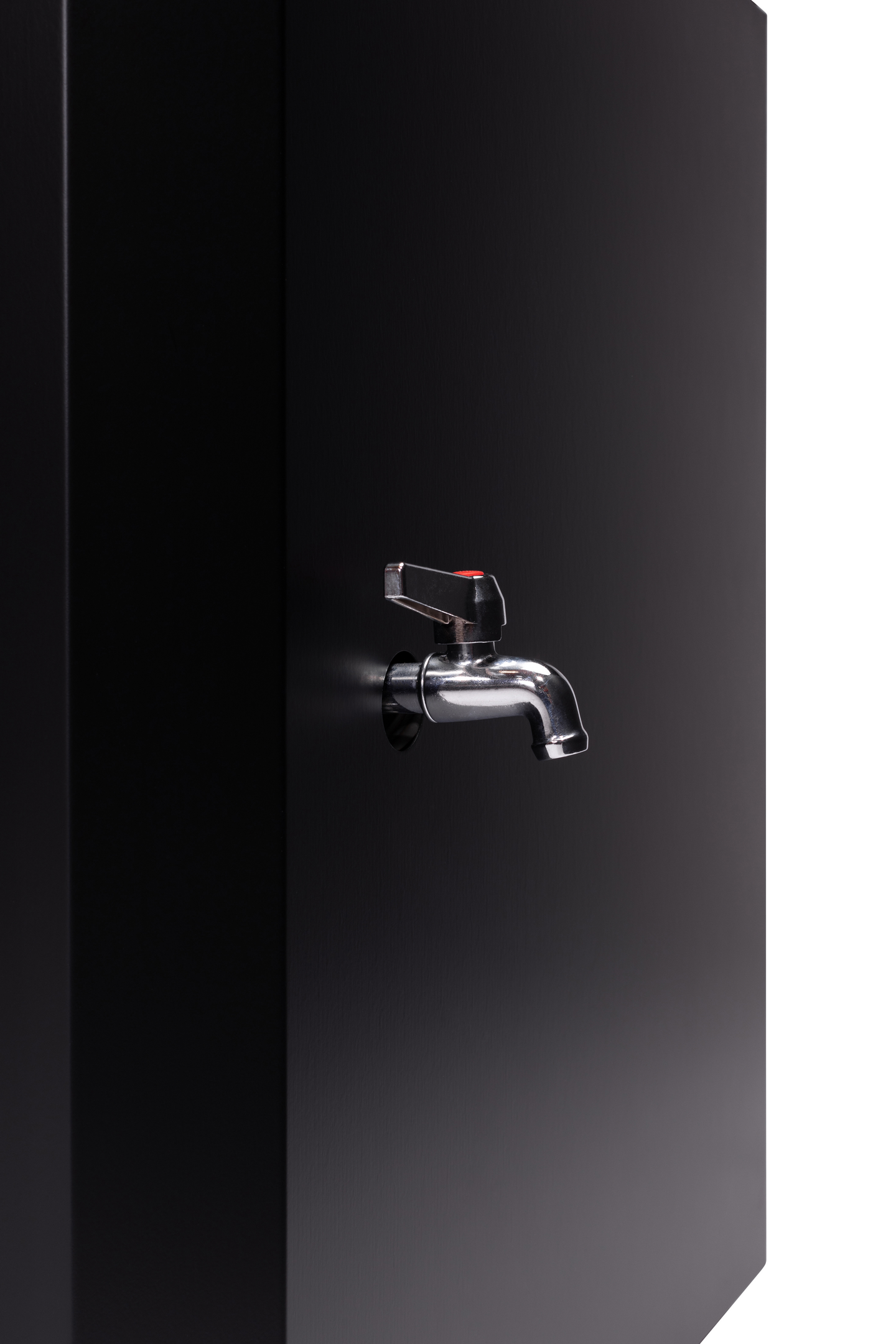 Puukiuas Narvi Black 20 vesisäiliö edessä