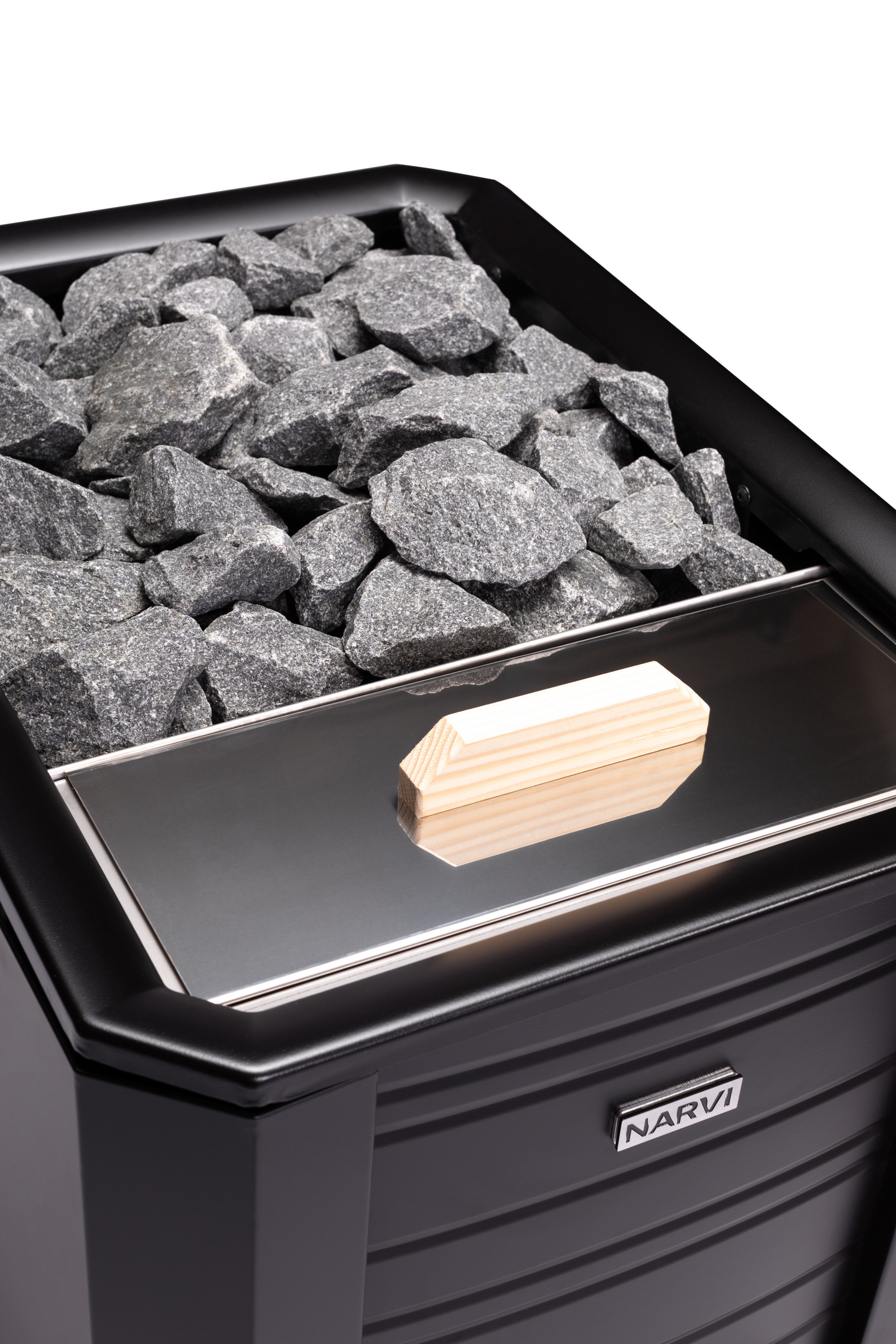 Puukiuas Narvi Black 20 vesisäiliö edessä