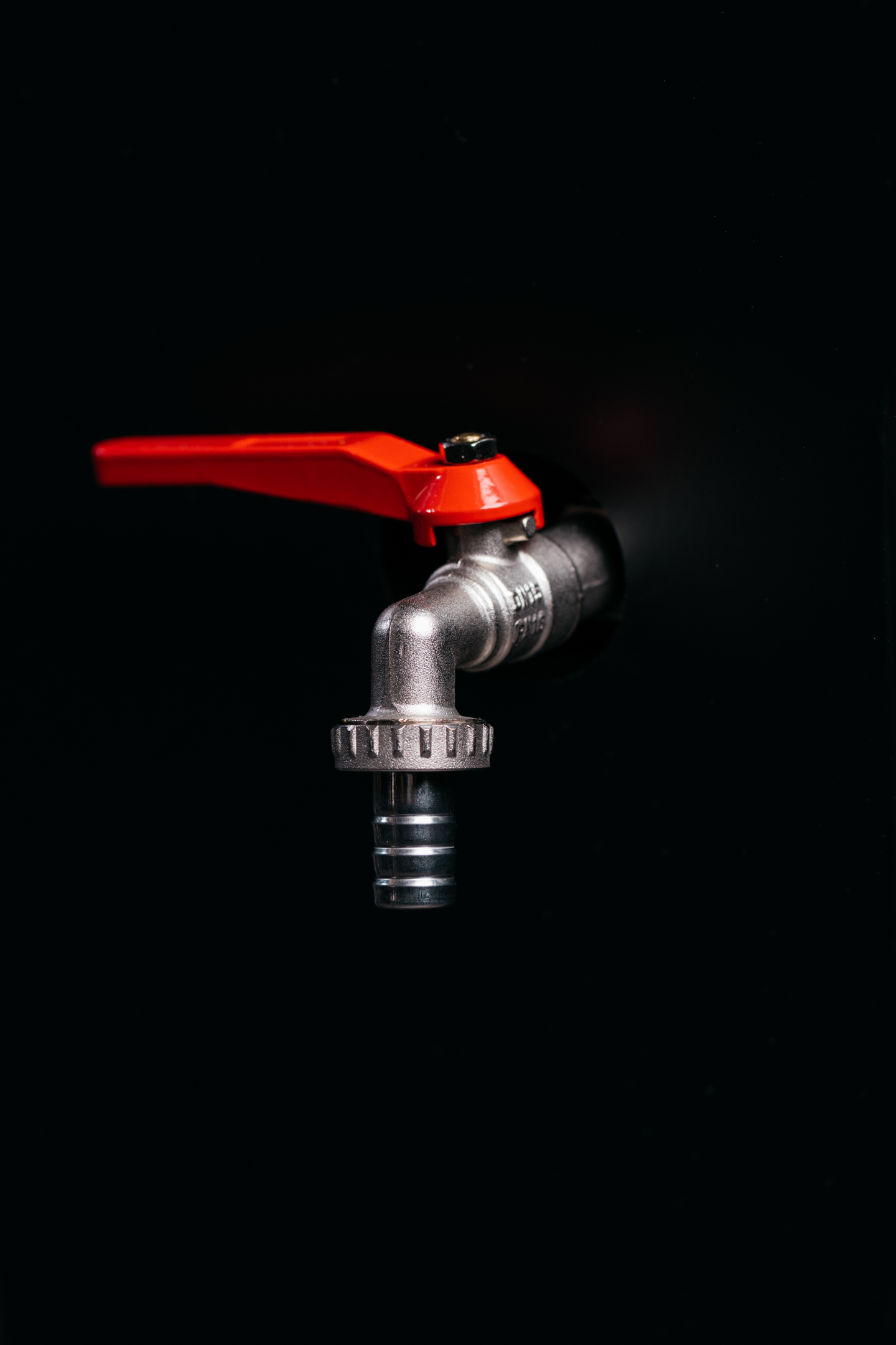 Puukiuas Narvi Kuru 20 vesisäiliö vasemmalla