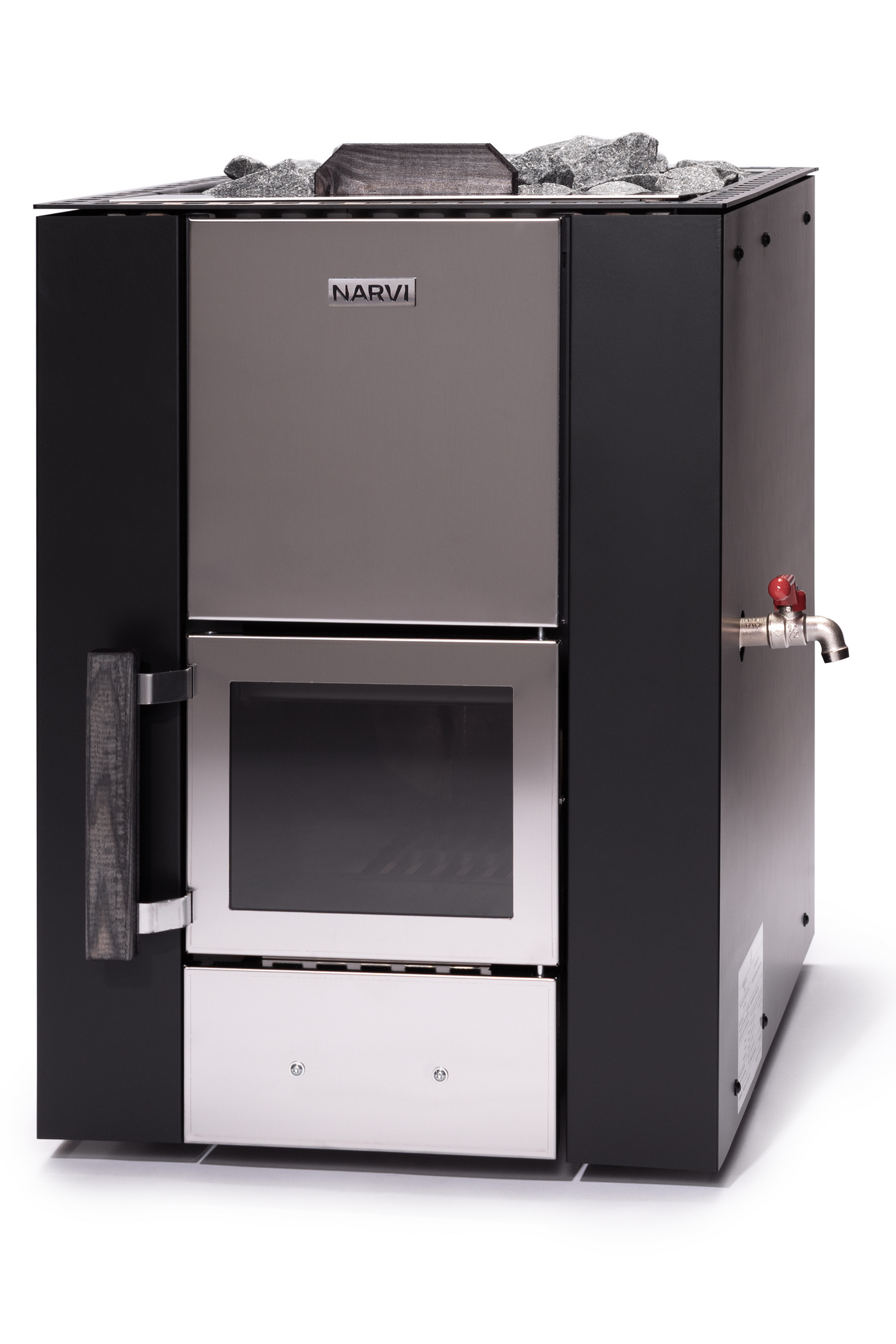 Puukiuas Narvi Kuru 20 vesisäiliö edessä