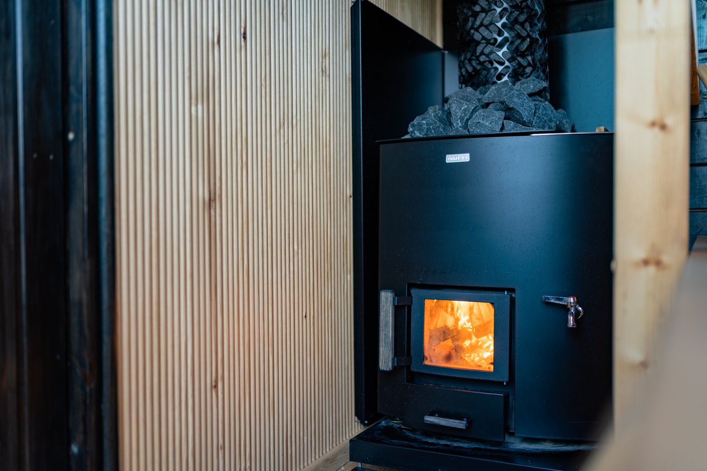 Puukiuas Narvi NC 20 VSO vesisäiliö oikealla