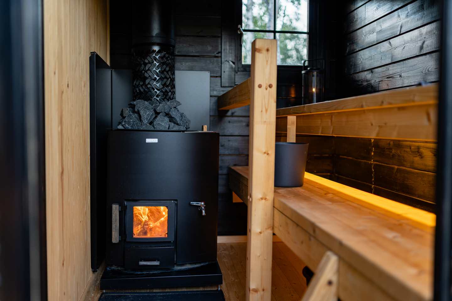 Puukiuas Narvi NC 20 VSO vesisäiliö oikealla