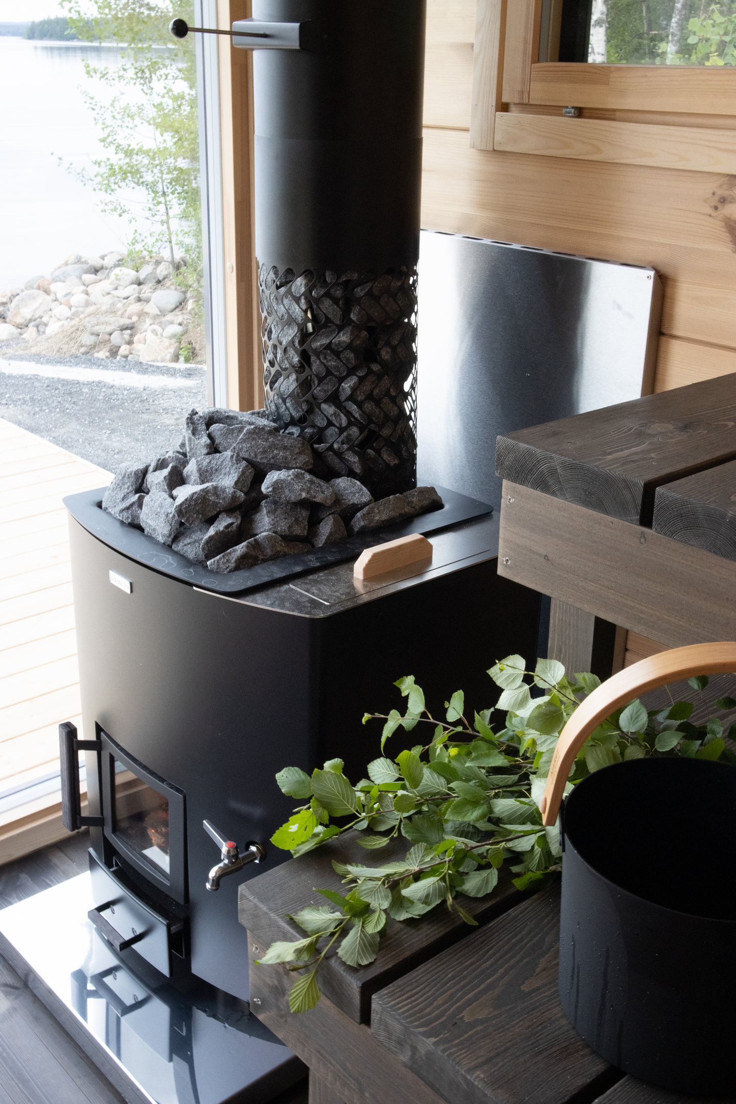 Puukiuas Narvi NC 20 VSO vesisäiliö oikealla