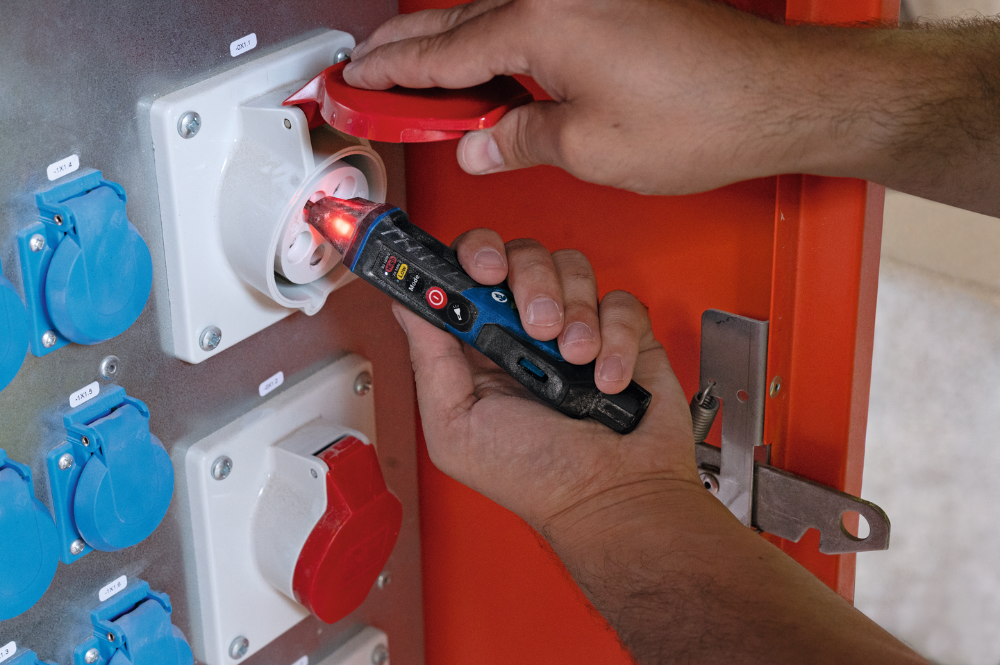 Jännitetesteri Bosch GVD 1000-17 + 2xAAA-paristot