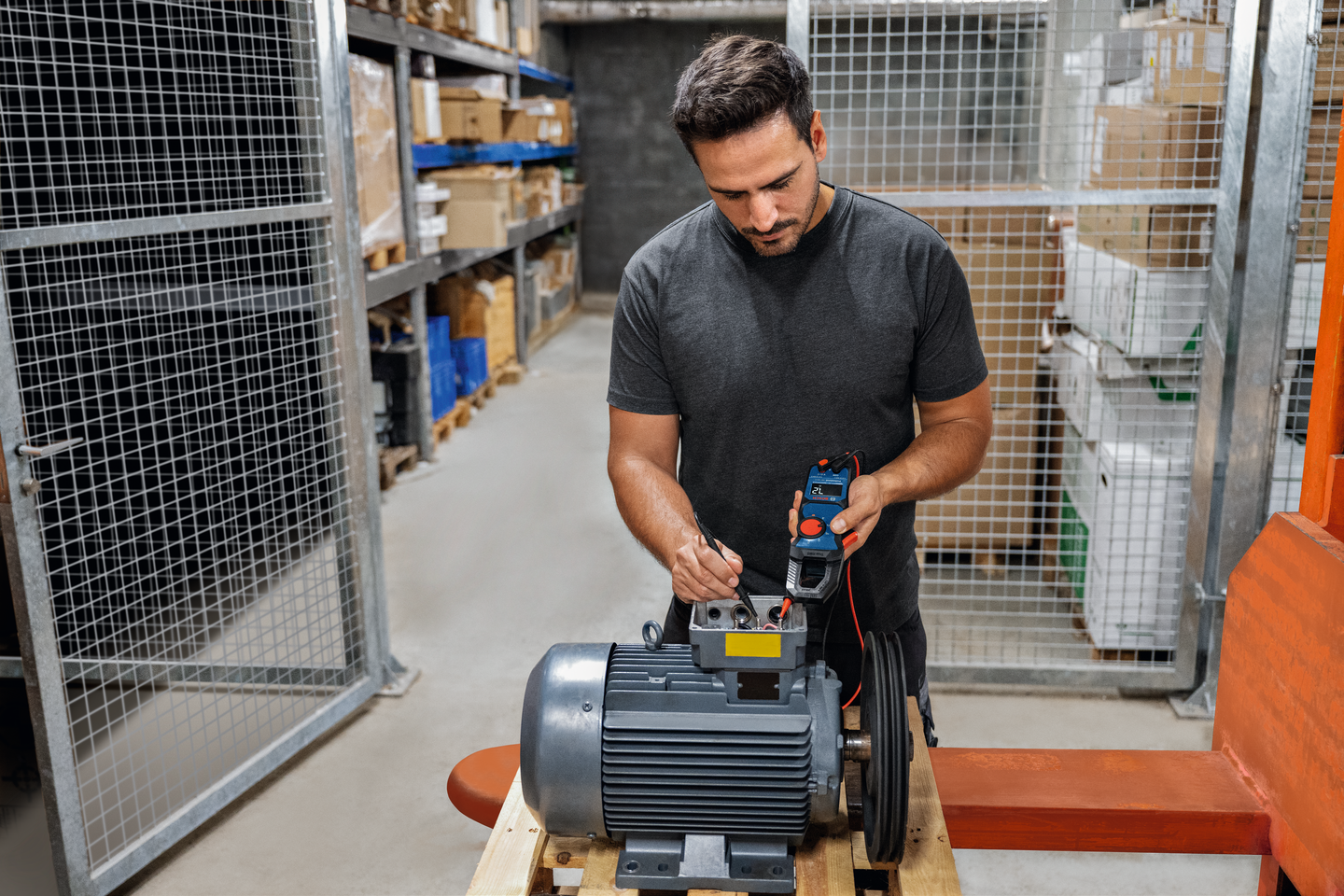 Pihtimittari Bosch GMC 600-15 2xAA-paristot ja kotelo