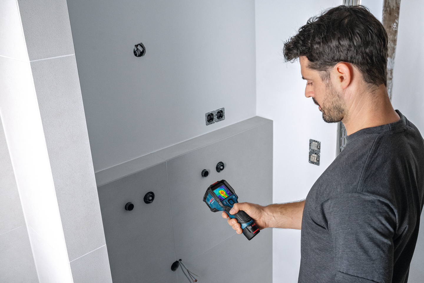 Lämpökamera Bosch GTC 12V-450-13 3xAA-paristot ja kotelo