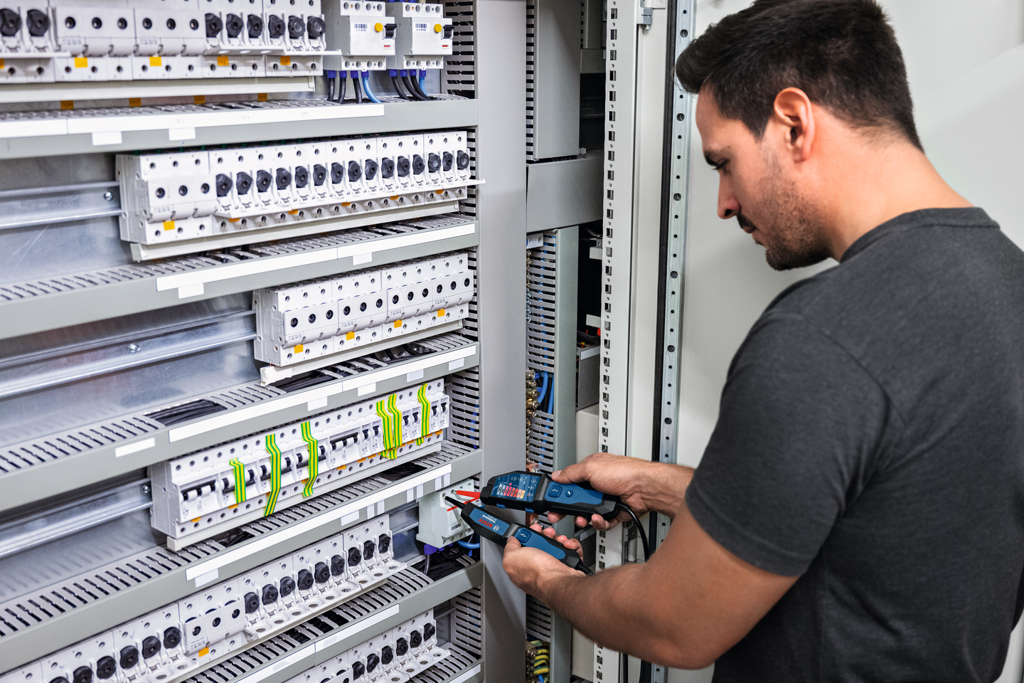 Jännitetesteri Bosch GVT 1000-15 2xAAA-paristot ja kotelo