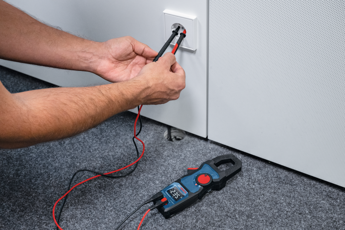 Pihtimittari Bosch GMC 600-15 2xAA-paristot ja kotelo