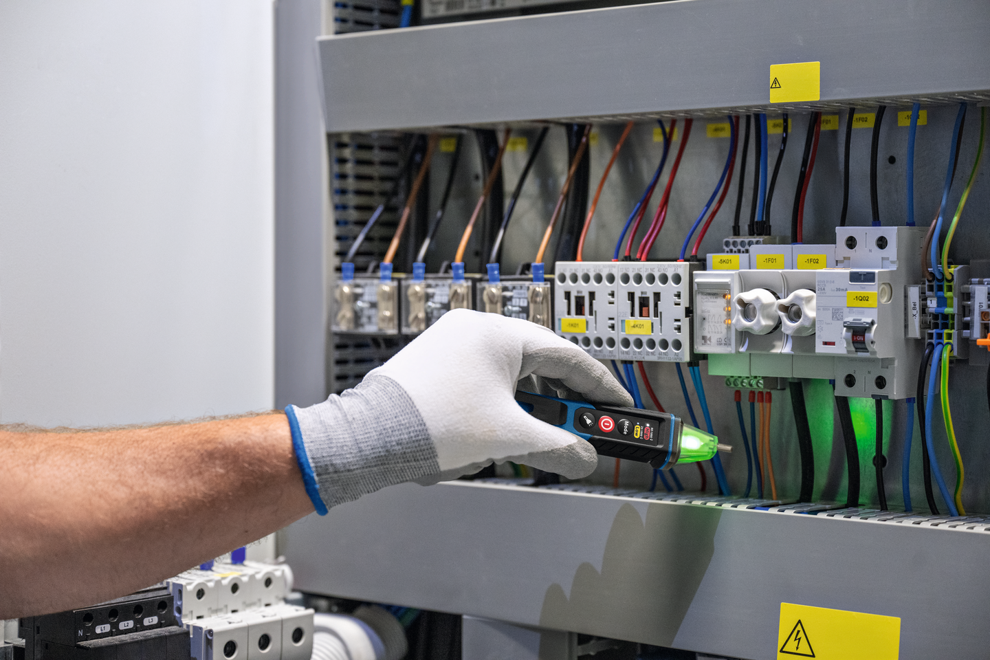 Jännitetesteri Bosch GVD 1000-17 + 2xAAA-paristot