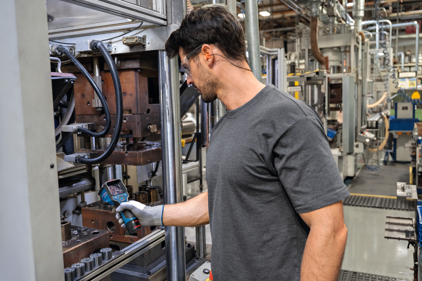 Lämpökamera Bosch GTC 12V-450-13 1x2Ah ja L-Boxx