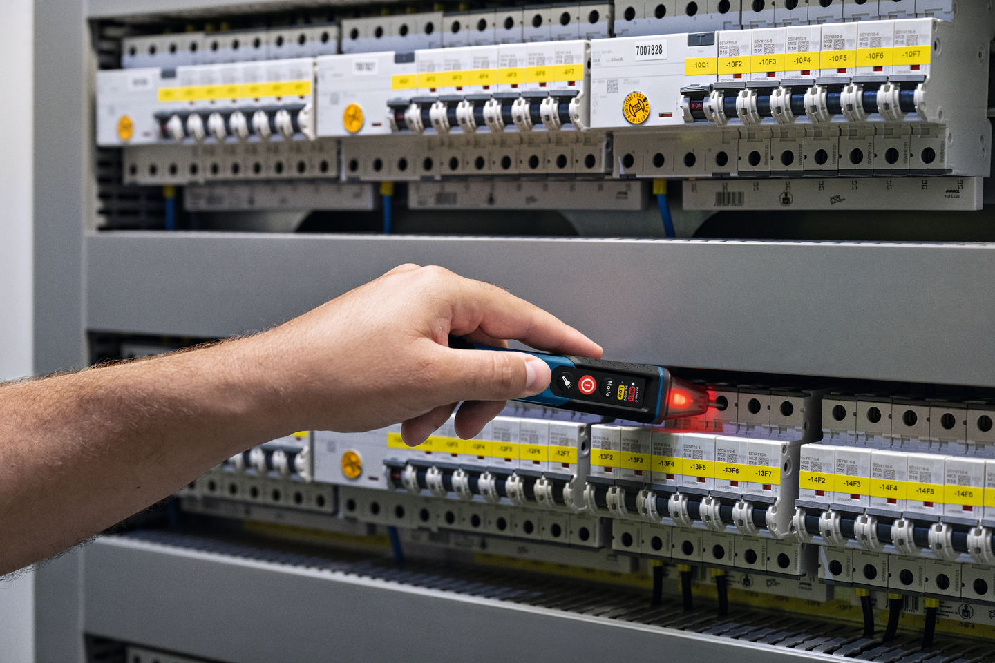 Jännitetesteri Bosch GVD 1000-17 + 2xAAA-paristot