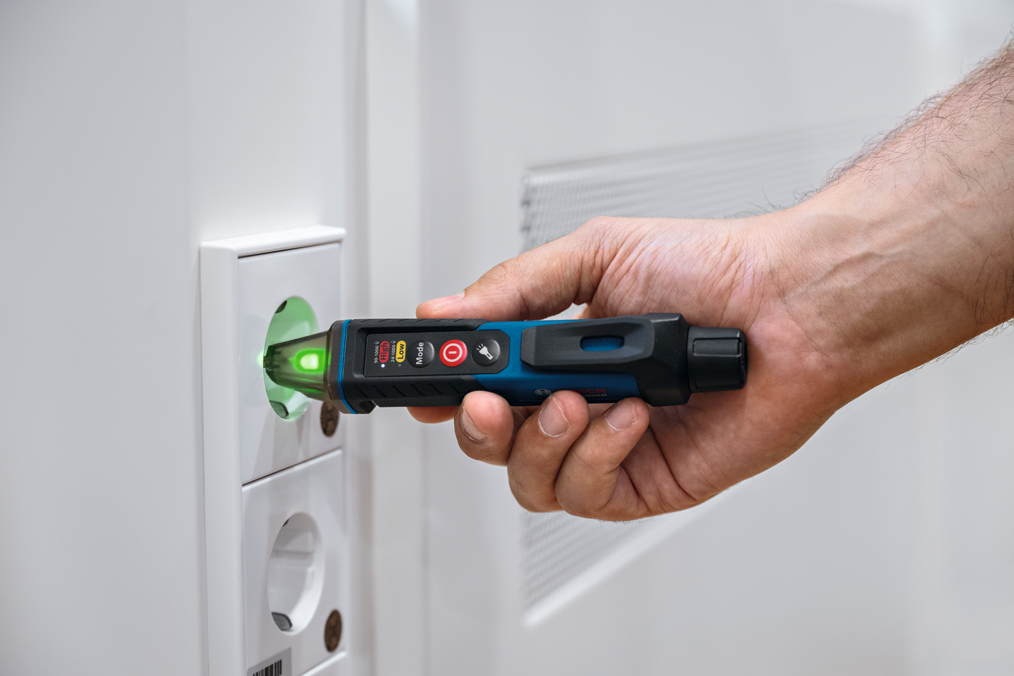 Jännitetesteri Bosch GVD 1000-17 + 2xAAA-paristot