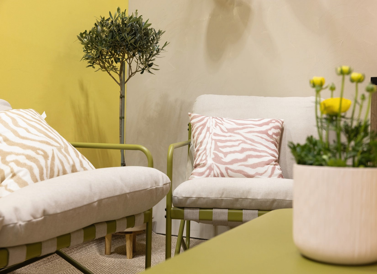 Koristetyyny Cello Zebra 44x44 cm pinkki-valkoinen