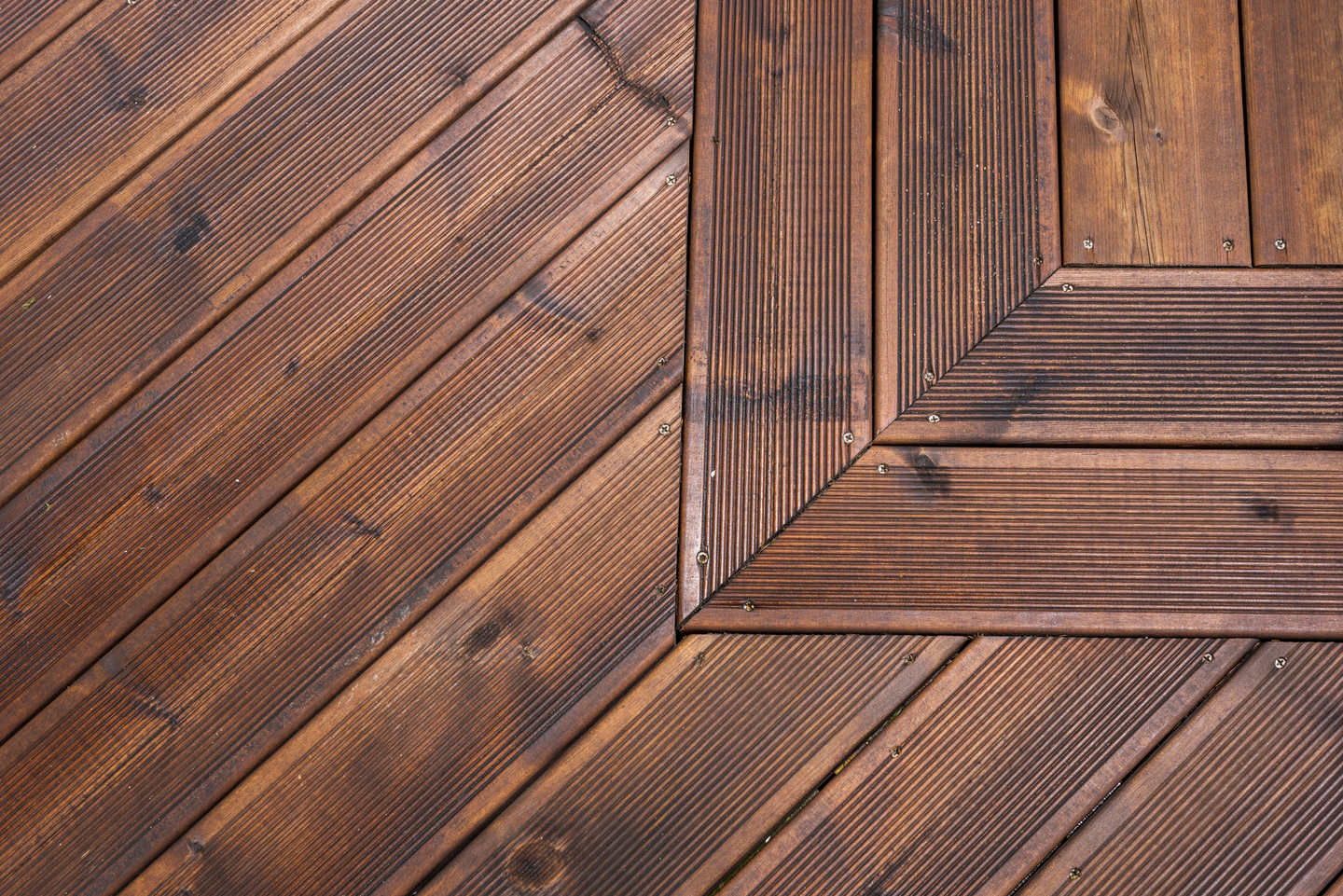 TRALL MÖREROYAL RILLAD 28X120 BRUN 3,6 M