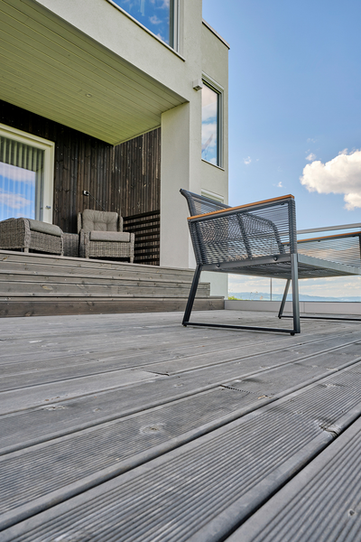 TRALL MÖREROYAL RILLAD 28X120 GRÅ 4,2 M