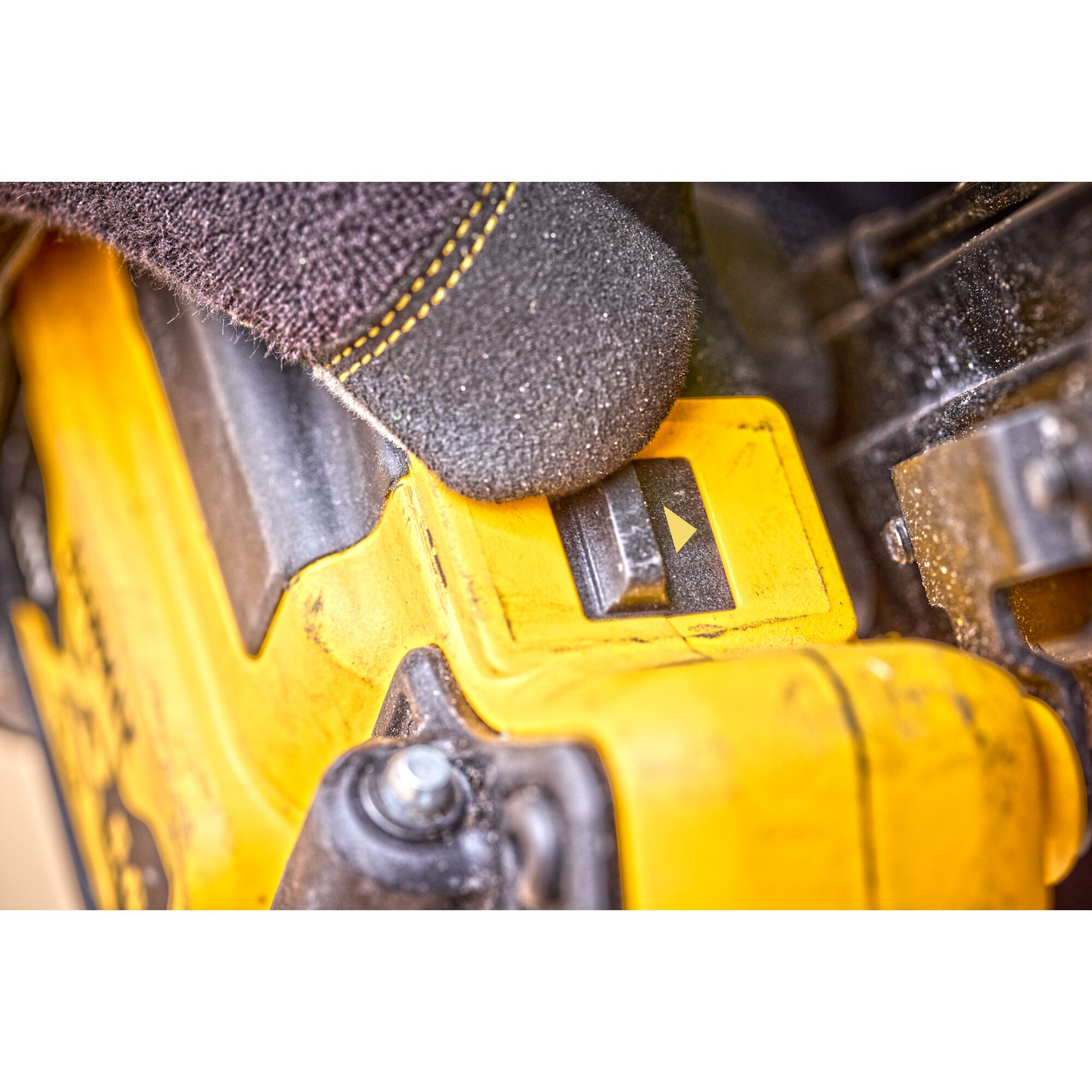 Akkurunkonaulain Dewalt DCN950N 18V XR kertalaukaisu runko