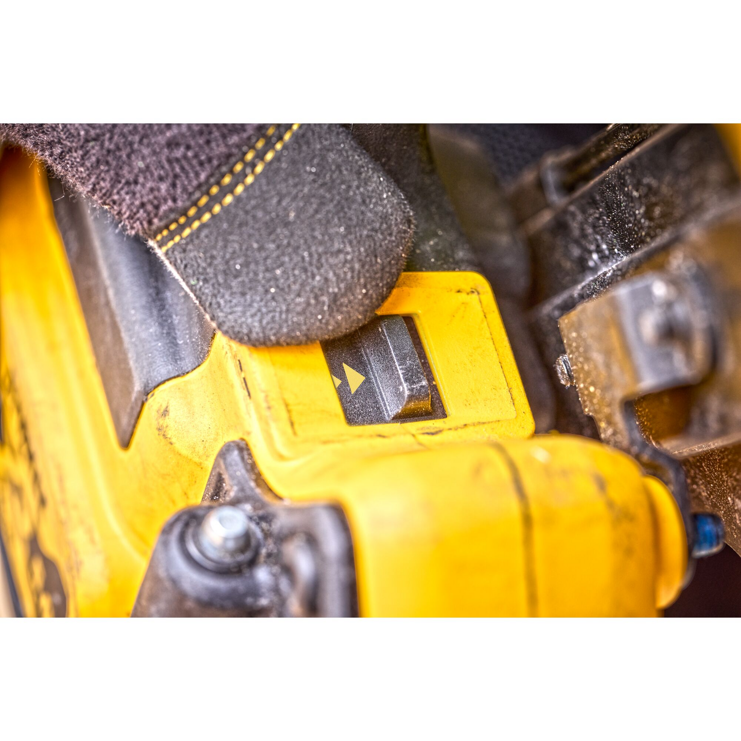 Akkurunkonaulain Dewalt DCN950N 18V XR kertalaukaisu runko