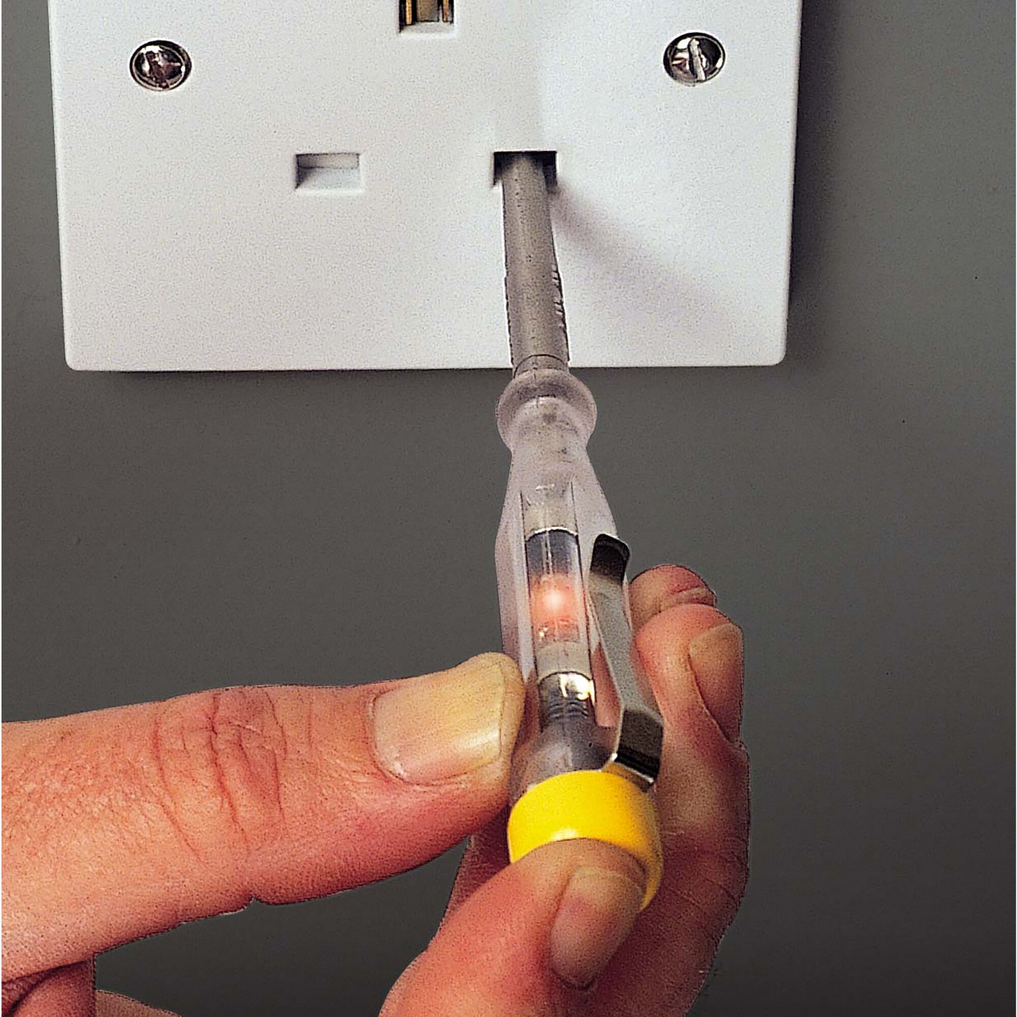 Jännitteenkoitin Stanley 220-250V