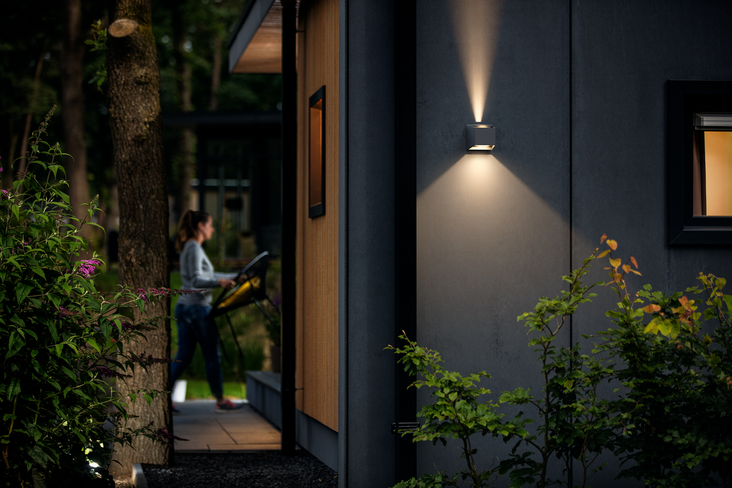 Ulkoseinävalaisin Philips Alix UE 2x4,3W 100x100x100mm 2700K 800lm antrasiitti