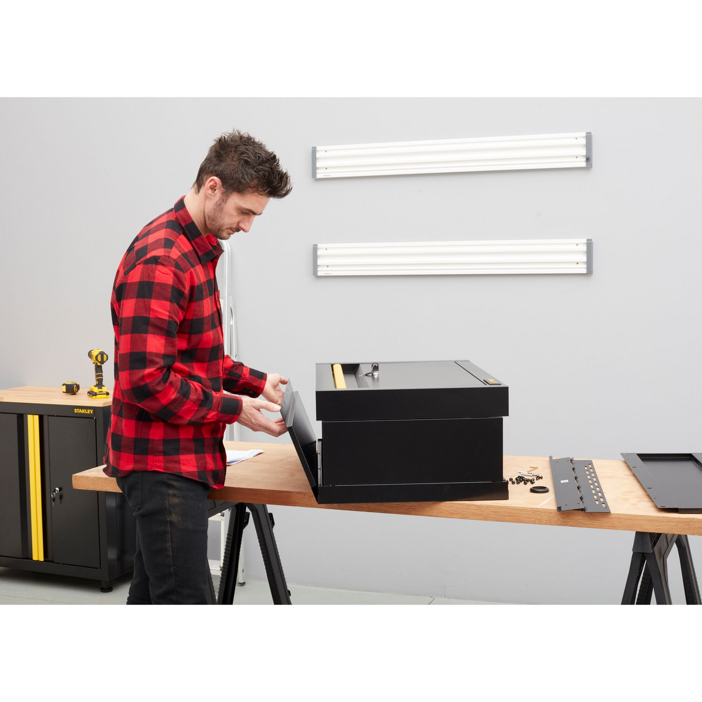 Seinäkaappi Stanley Trackwall yksiovinen