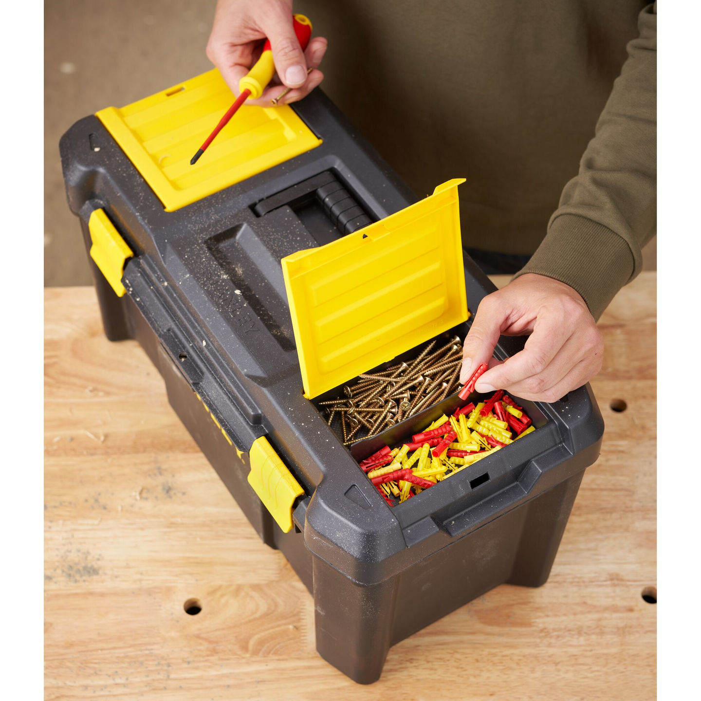 Työkalupakki Stanley muovisalvoilla 19"