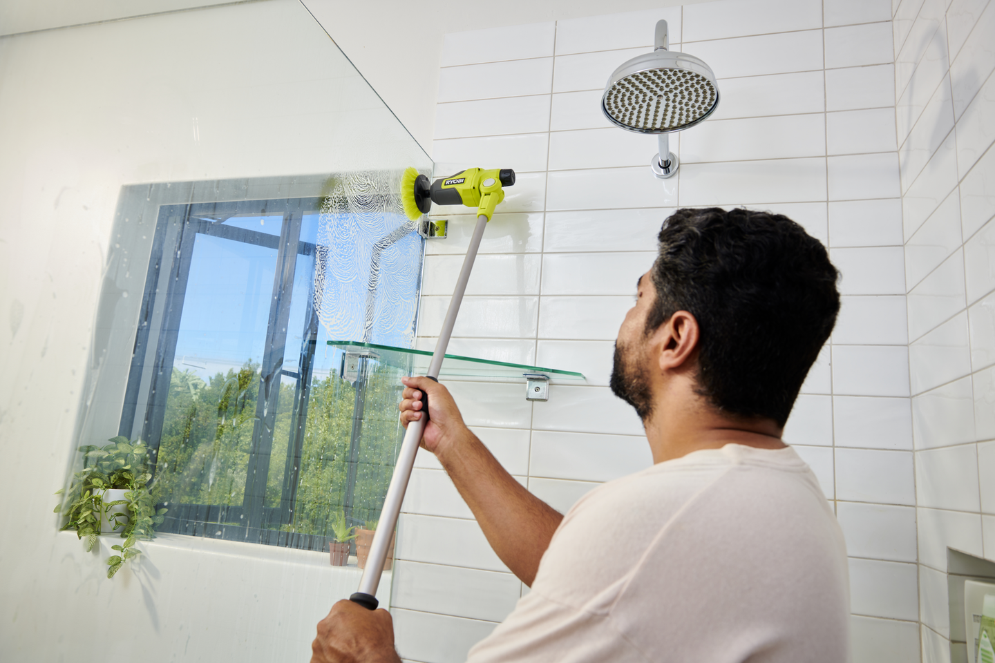 Pesuharja teleskooppivarrella Ryobi RTS4-120G 4V USB-Lithium-sarja 2,0Ah akku