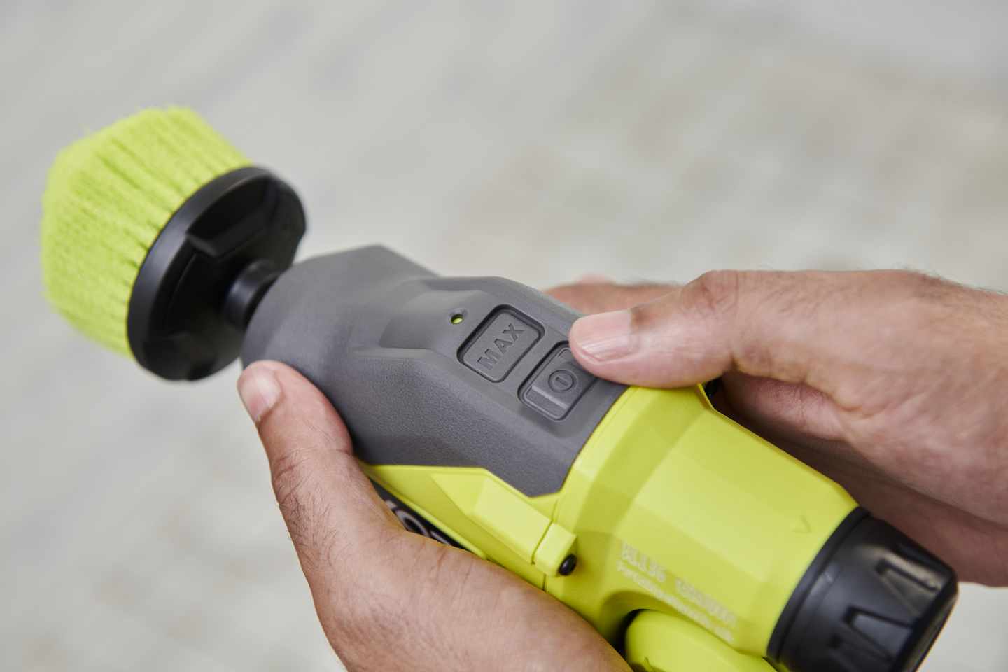 Pesuharja teleskooppivarrella Ryobi RTS4-120G 4V USB-Lithium-sarja 2,0Ah akku