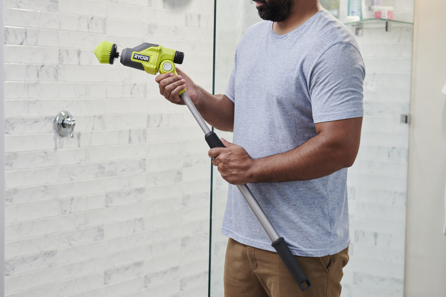 Pesuharja teleskooppivarrella Ryobi RTS4-120G 4V USB-Lithium-sarja 2,0Ah akku