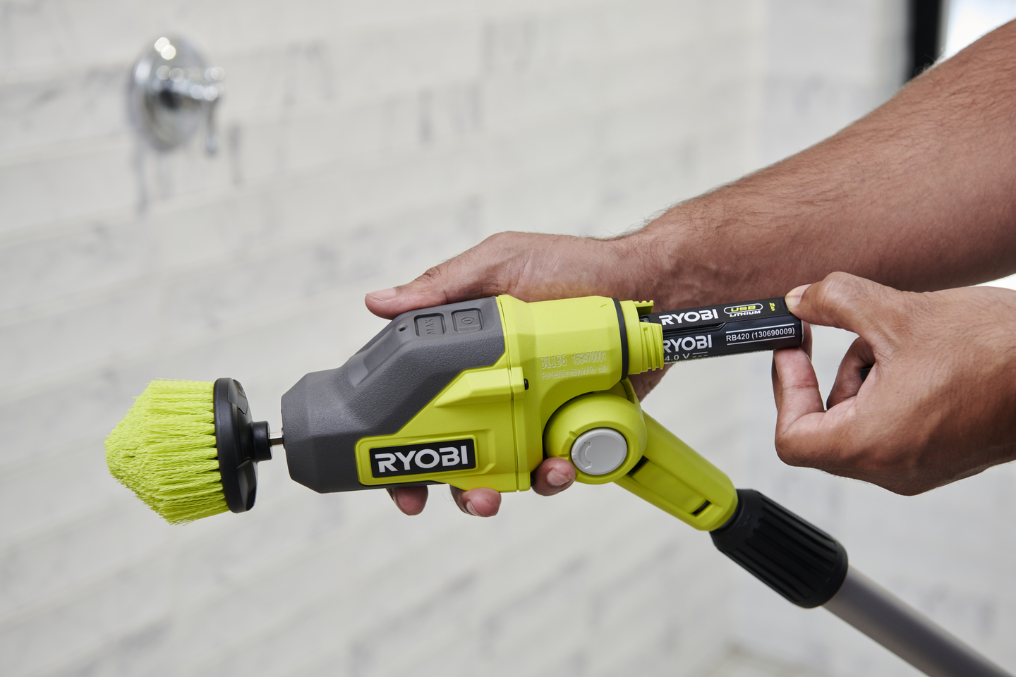 Pesuharja teleskooppivarrella Ryobi RTS4-120G 4V USB-Lithium-sarja 2,0Ah akku