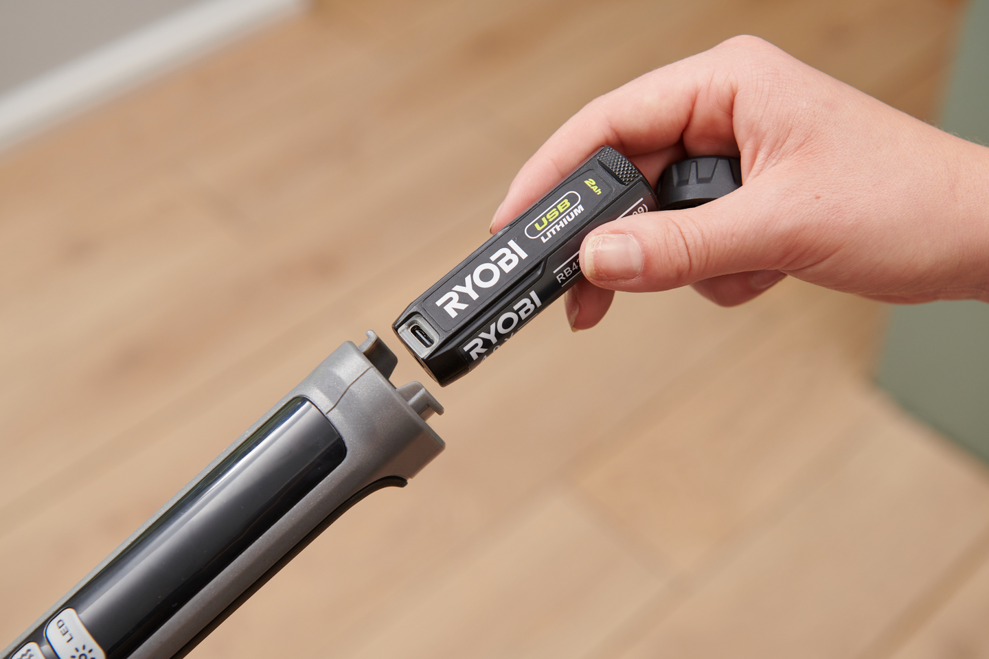 Spray-moppi Ryobi RSM4-120G 4V USB-Lithium-sarja 2,0Ah akulla