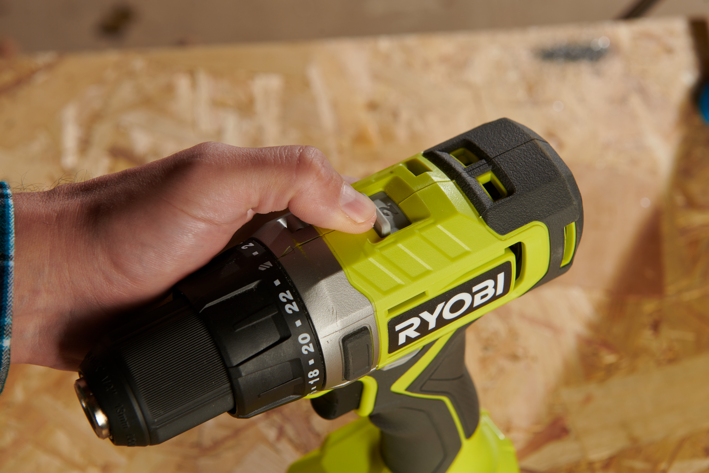 Akkukonesetti Ryobi R18CK3-242S 18V ONE+ 4,0+2,0Ah akut