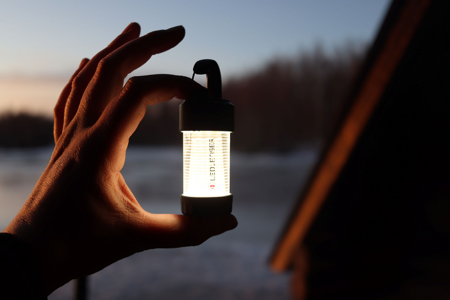 Led-lyhty Ledlenser ML4 lämmin valo musta 300lm ladattava