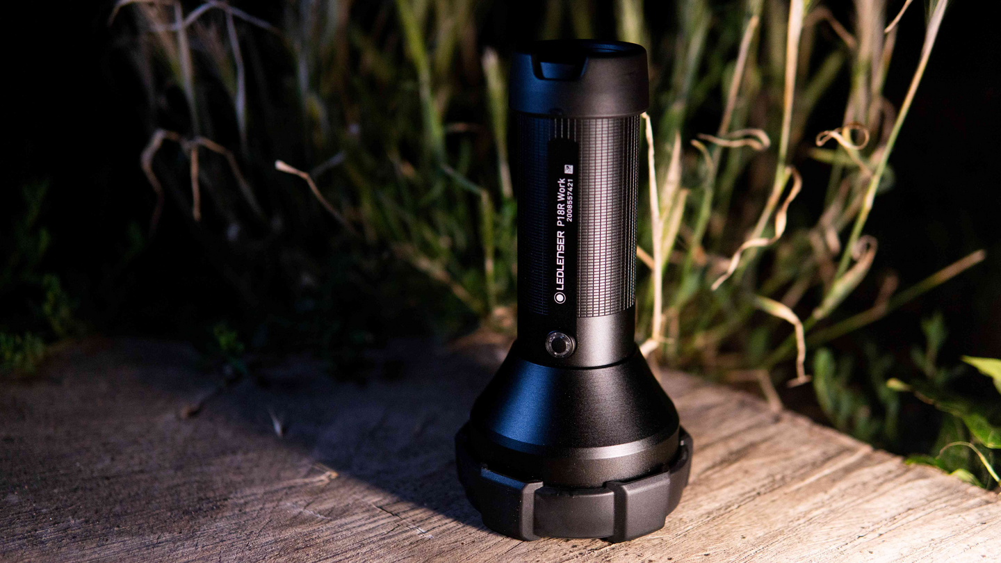 Taskulamppu Ledlenser P18R Work musta 4500lm ladattava