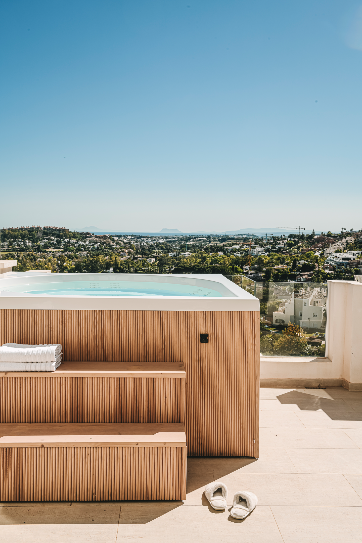 Ulkoporealtaan portaat Drop Accoya