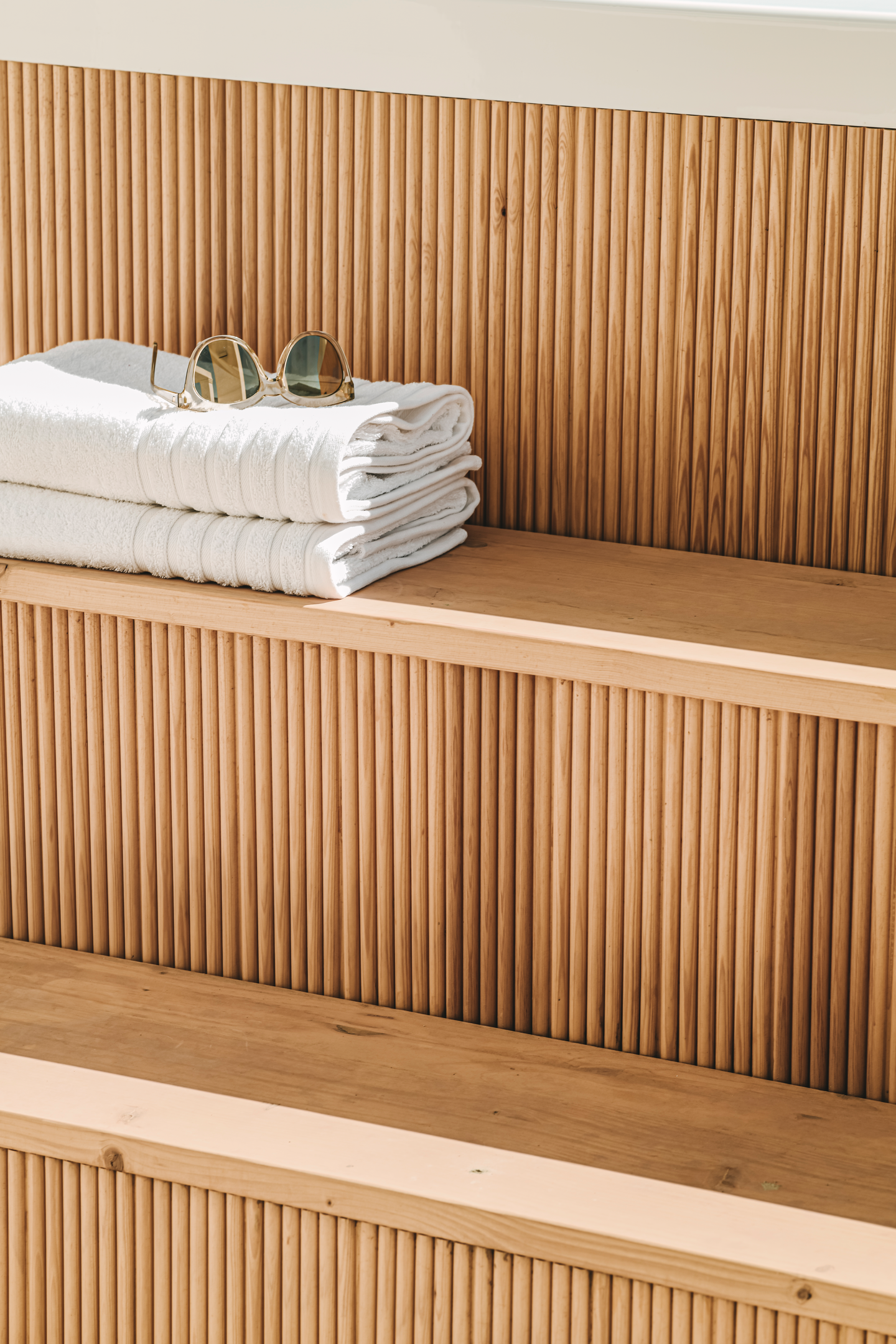 Ulkoporealtaan portaat Drop Accoya