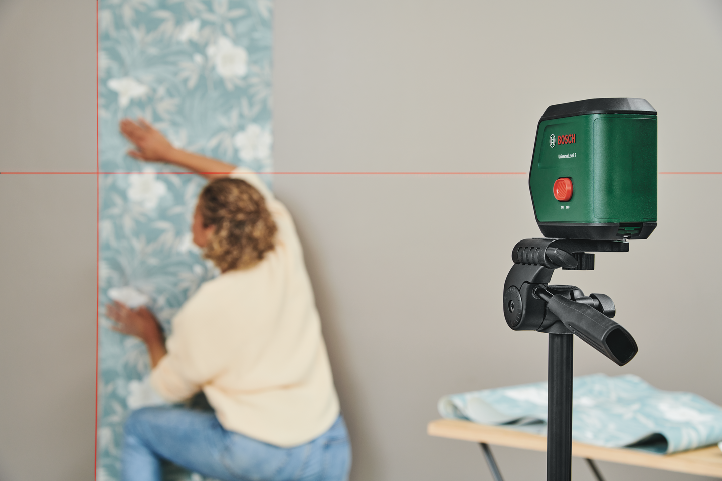 Linjalaser Bosch UniversalLevel 2 TT 120 jalusta 2xAA-paristot