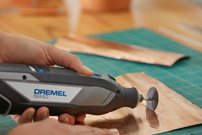 Akkumonitoimityökalu Dremel 8240-5/65 12V 2x2,0Ah Platinum+