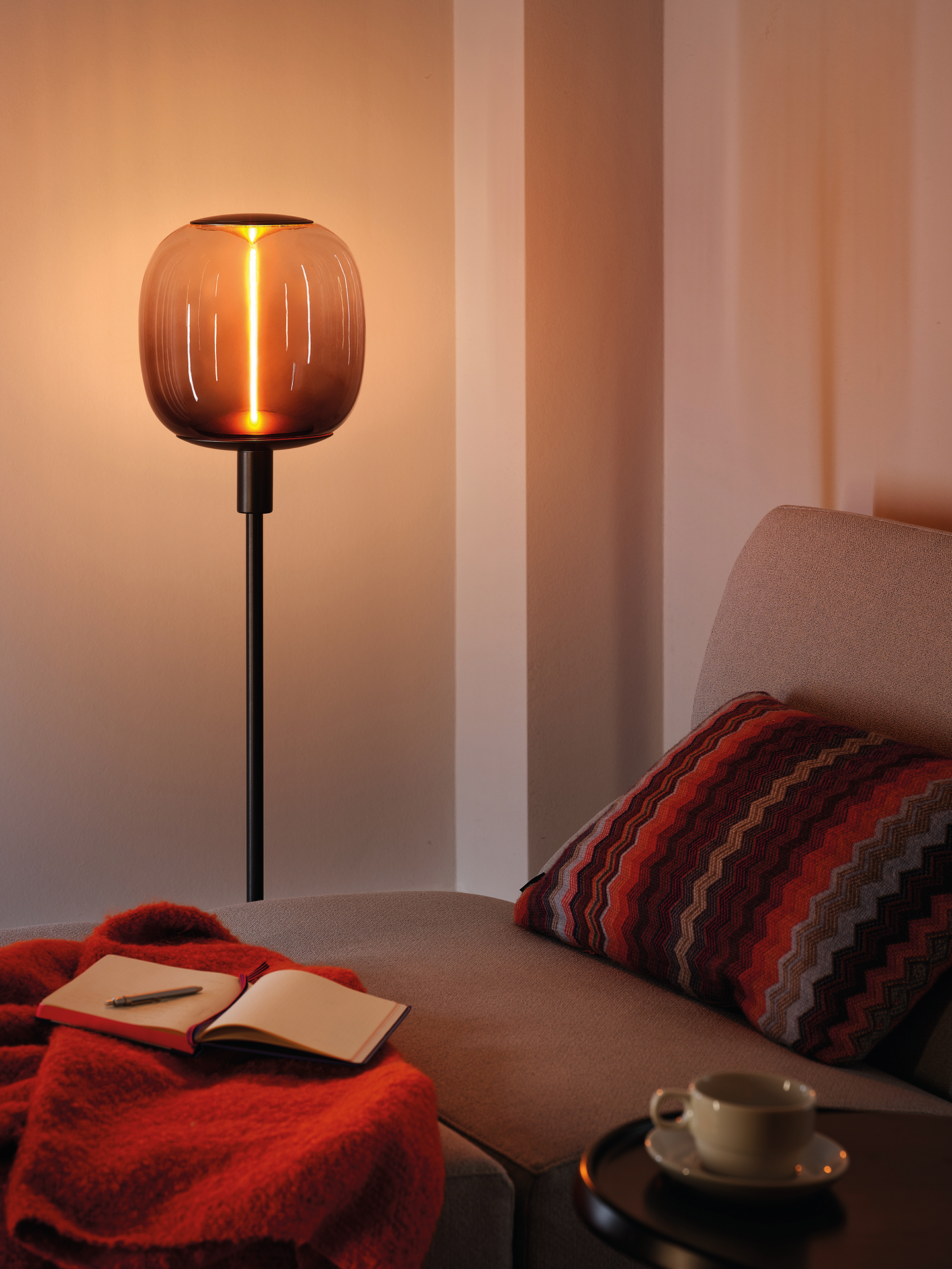 Led-sisustuslamppu OSRAM Vintage 1906 Oval Smoke E27 1800K Magnetic-filamentti