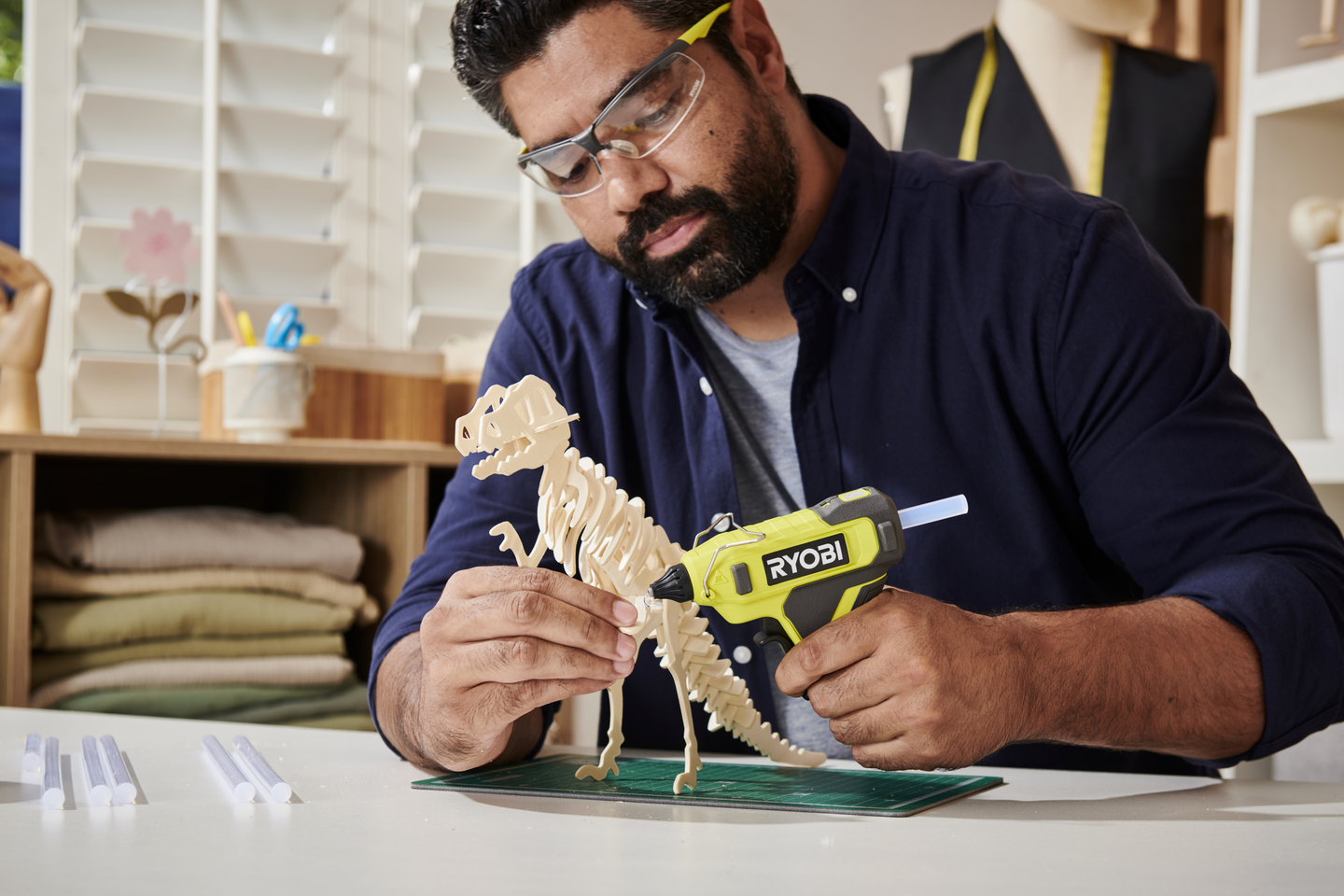 Liimapistooli Ryobi RGLU4-0 4V USB-Lithium runkoversio