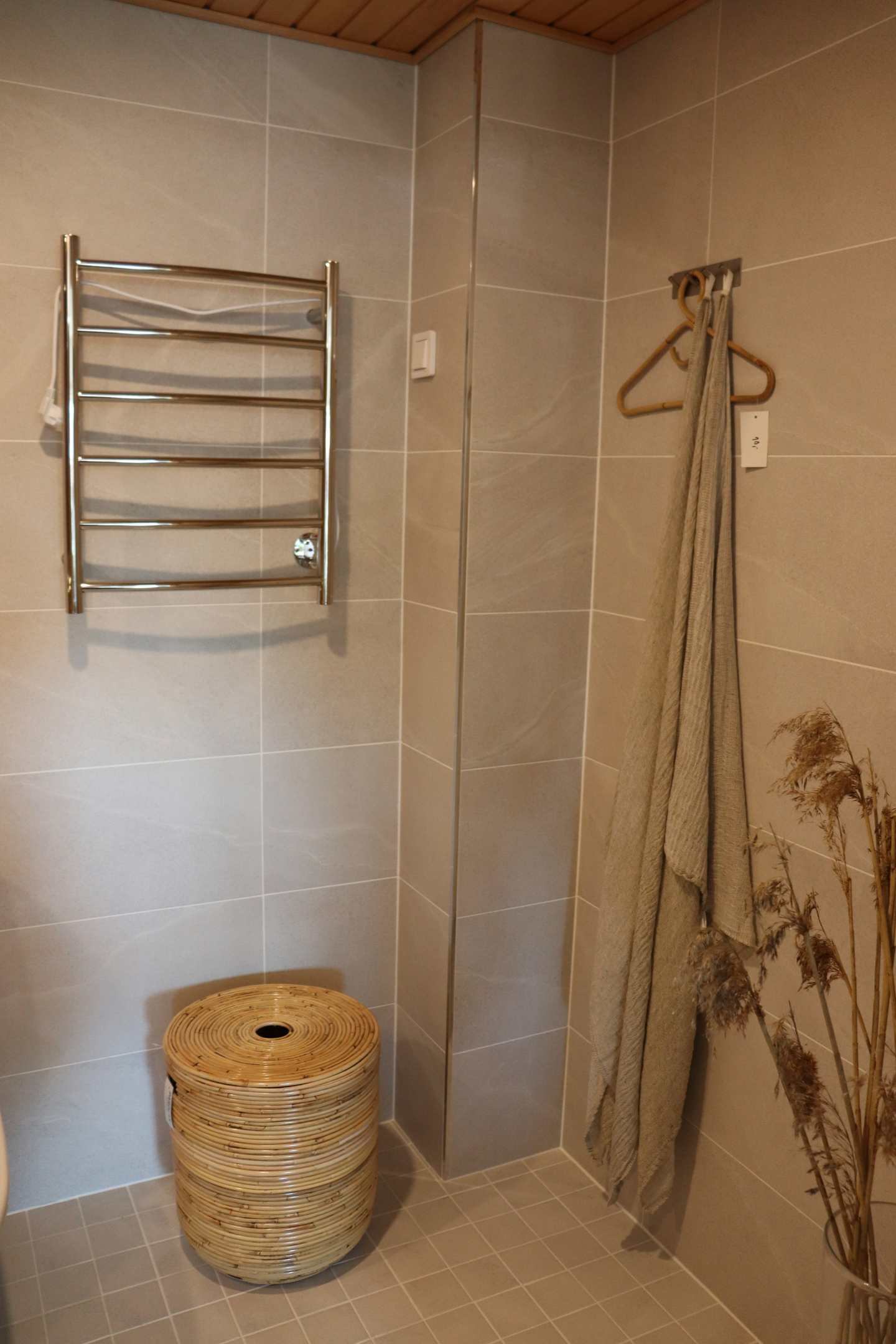 Uppopistorasia Schneider Electric Exxact 1-osainen IP44 valkoinen