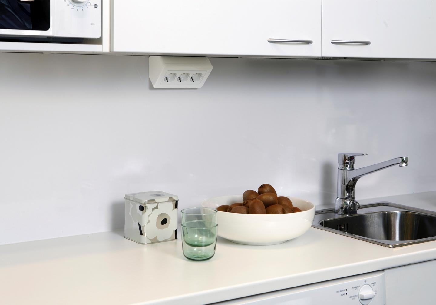 Pistorasia Schneider Electric Exxact 3-osainen kulma valkoinen