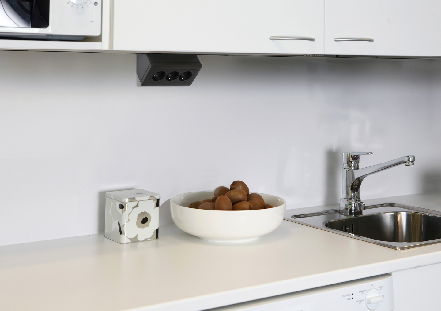 Pistorasia Schneider Electric Exxact 3-osainen kulma antrasiitti